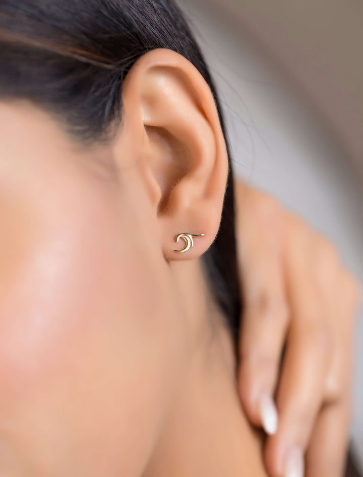 18K GOLD MINIMALISTIC WAVE EARRINGS