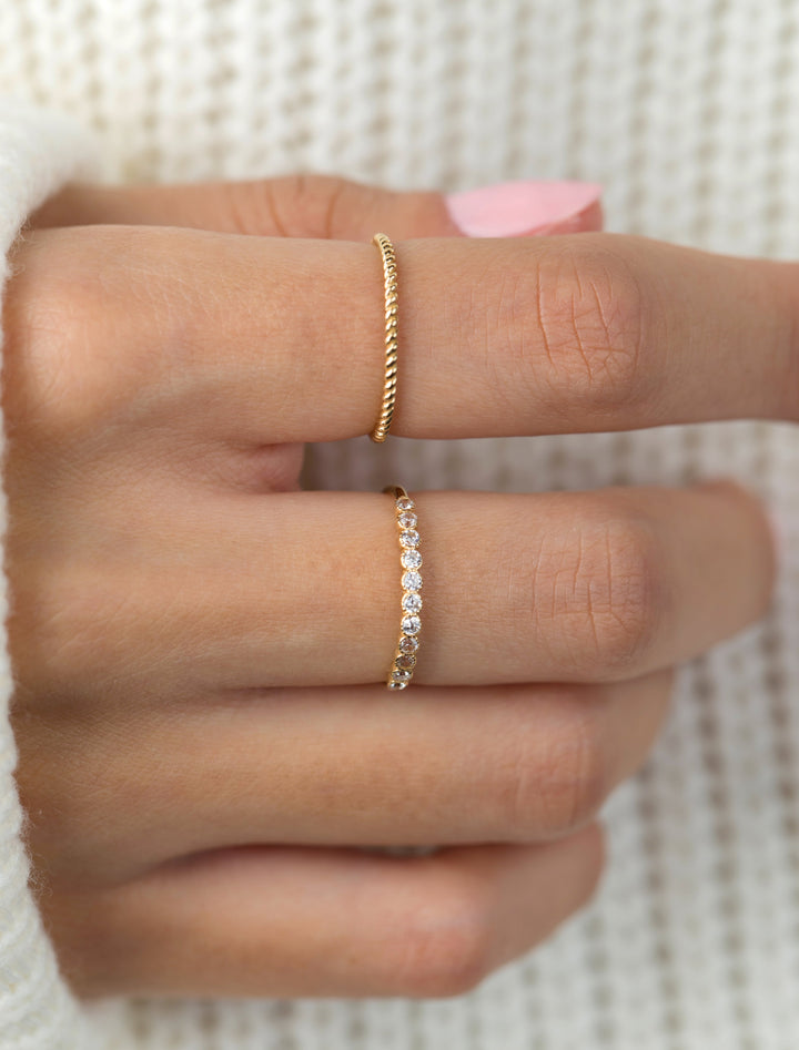 18K GOLD THIN TWISTED RING