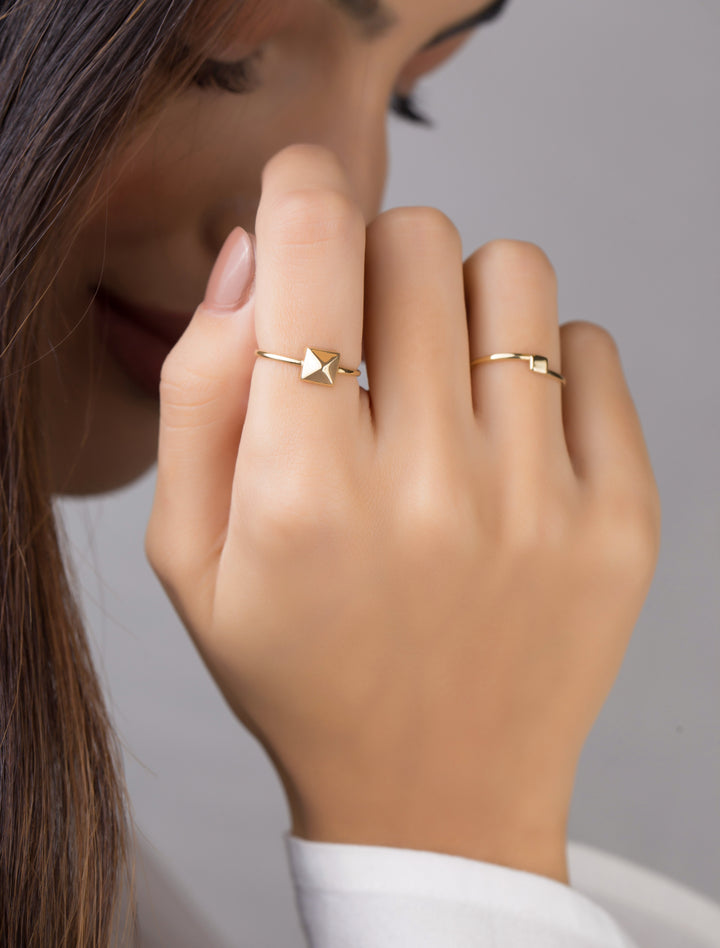 18K GOLD PYRAMID STUD RING